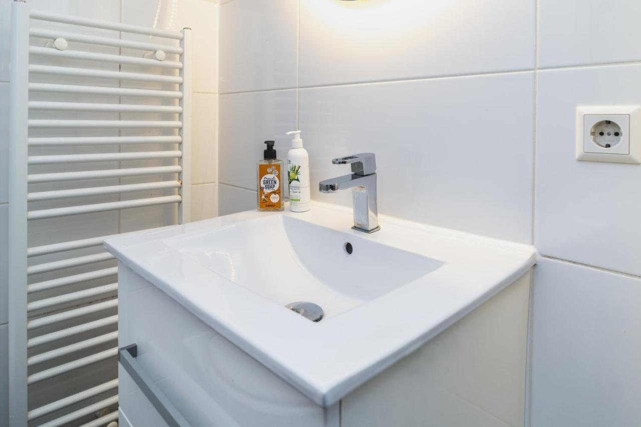 Herengracht Private Room With Canal View Амстердам Екстериор снимка